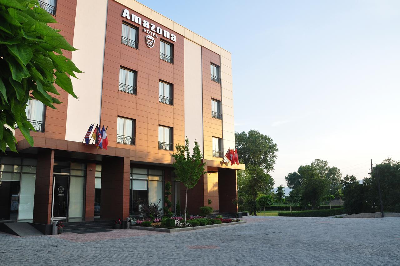 Amazona Hotel Pristina Exterior foto